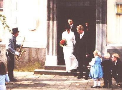  Bild: Hochzeitspaar und Frank an der Kanne 